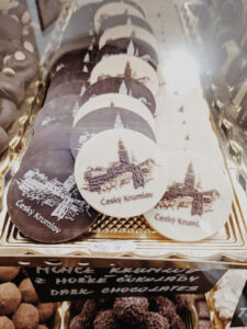 Cookies with a Český Krumlov decoration made of chocolate on top.